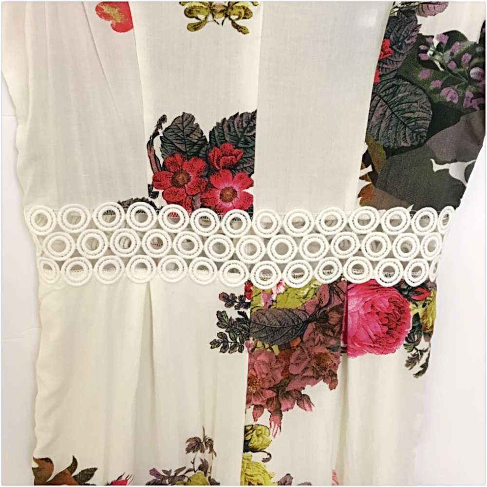 Gorgeous Ivory Floral V-Neck Romper Small - Picture 4 of 5